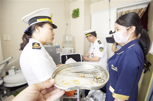 执法人员在一家没有医疗美容资质美容院的厨房里发现手术器具